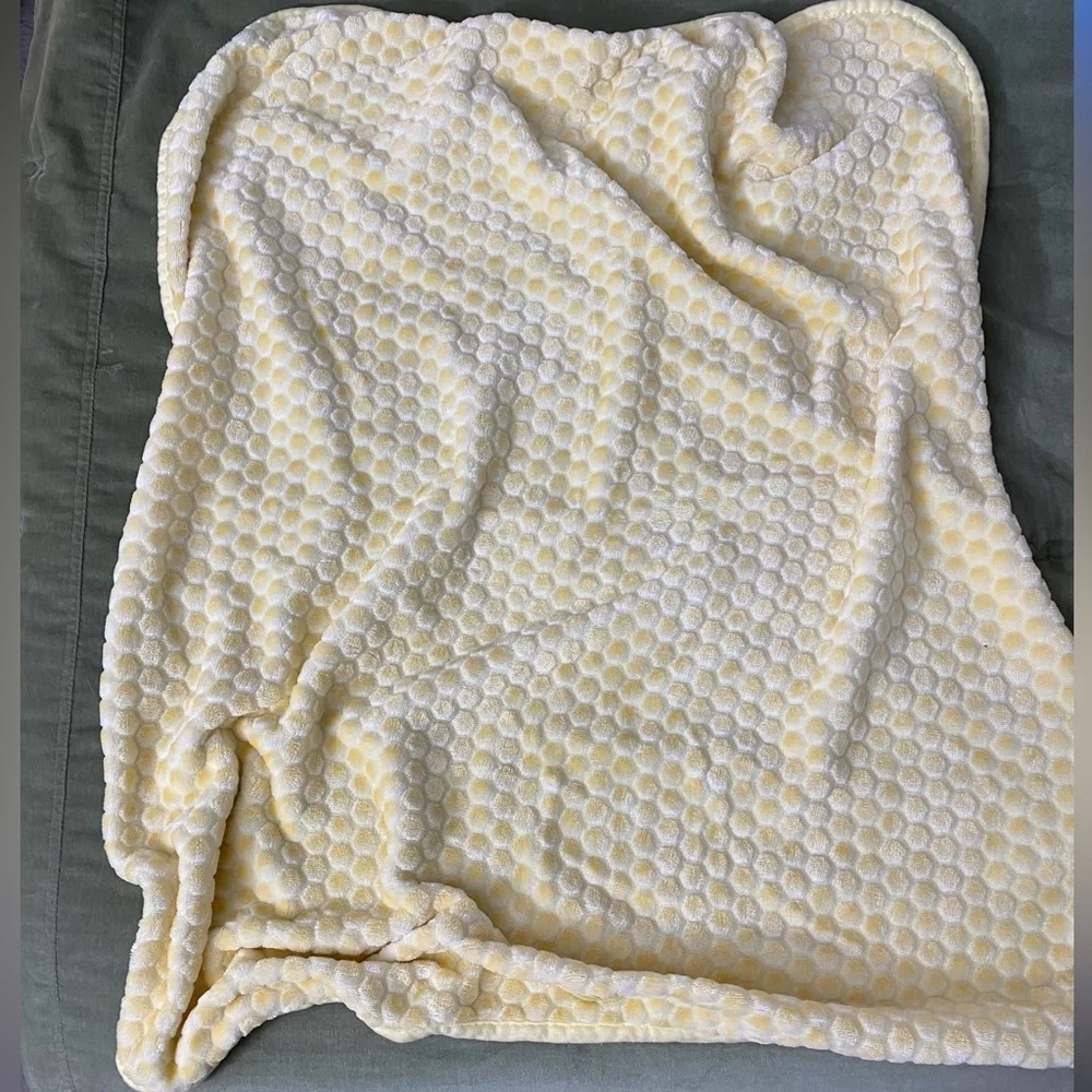 The world of baby mink blanket Soft Yellow dotted OSB